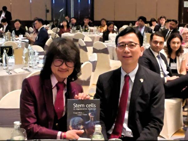 ASEAN 25 Super VIPS photos (9) Prof. Mike Chan presents his book "Stem Cells in Regenerative Medicine" to H.E. Noriyuki Shikata, Ambassador-designate of Japan to Malaysia and former Cabinet Secretary for Public Affairs, renowned for his expertise in regional diplomacy.