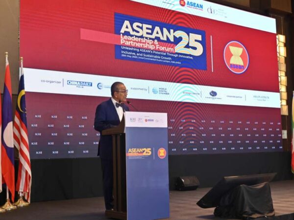 Cambodia’s Hun Manet (via Dr. Sok Siphana) Bridging the Digital Divide Representing Cambodian Prime Minister Hun Manet, Senior Minister H.E. Dr. Sok Siphana delivers a call for accelerated digital transformation and trade integration, urging ASEAN to bridge the digital divide and remain a global growth engine.