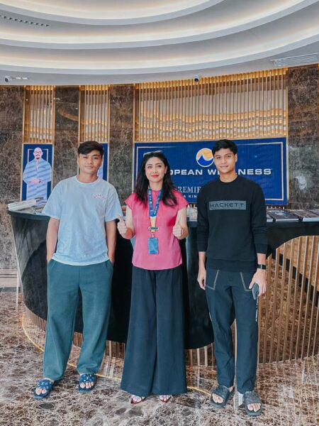Rawilson Batuil (left) and Jafri Chew (right) of Sabah FC poses with Dr Natassia Sarah (middle) at the European Wellness Premier Center lobby. Dr Natassia earlier briefed the footballers on the Hard Cabin Hyperbaric Oxygen Therapy and its benefits for muscle recovery and endurance enhancement.