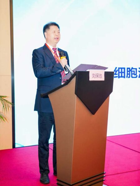 (Left) Chief co-editor Prof. Liu Baochi addresses delegates during the 2026 annual meeting of the Cell Therapy Industry and Clinical Research Branch in Kunming, held in conjunction with the launch of Cell Therapy and Healthy Longevity.