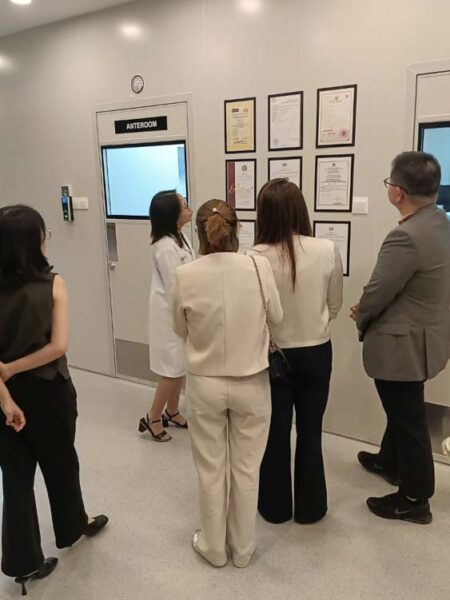 The delegation learns about the facility’s operating environment and quality framework.